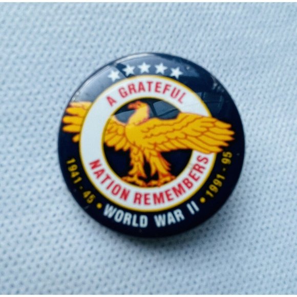 A Grateful Nation Remembers WWII * Vintage Pinback Pin 1 1/8" - Picture 1 of 3